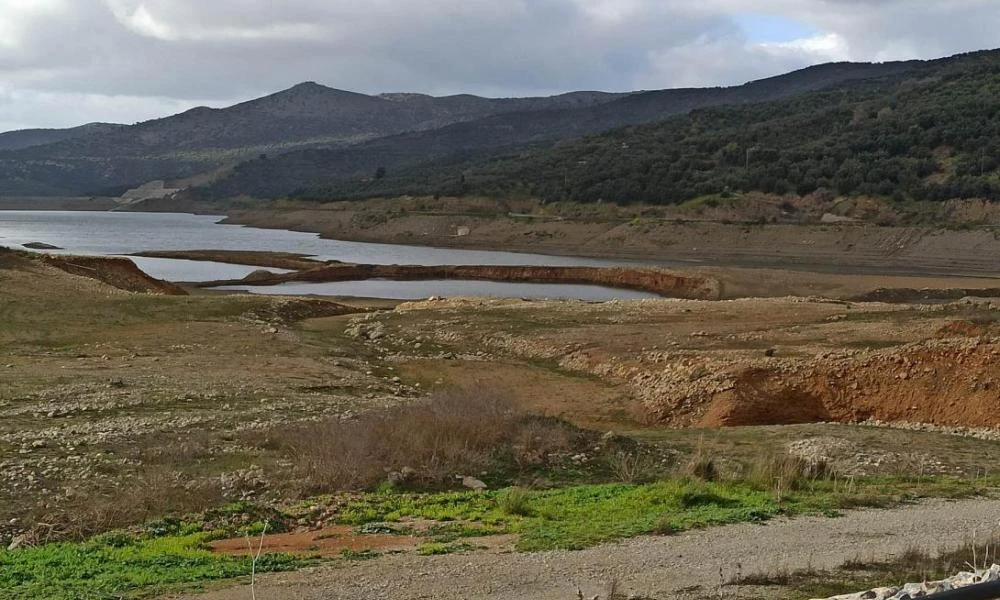 Σε κατάσταση έκτακτης ανάγκης 14 δήμοι: «Καμπανάκι» από τους επιστήμονες για την λειψυδρία - Δραματικές εικόνες από το «πριν και μετά» στα φράγματα